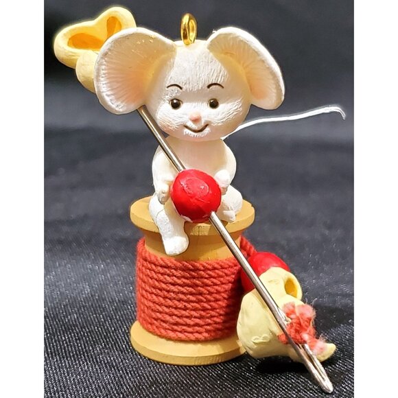Hallmark POPCORN MOUSE Christmas Ornament Chris Mouse stringing cranberries 1986 - Picture 2 of 9